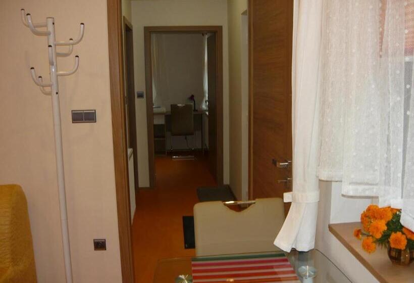 شقة غرفة واحدة مطلة على الحديقة, Apartments   Penzion Lena