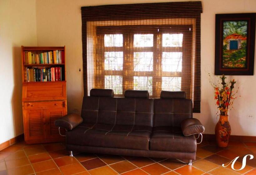 침실 4개 주택, Aires Del Sauzalito