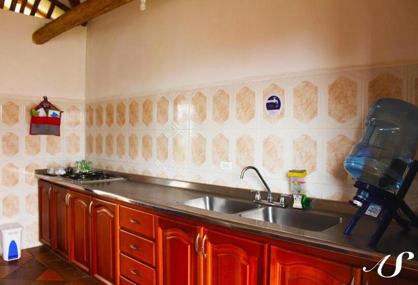 침실 4개 주택, Aires Del Sauzalito