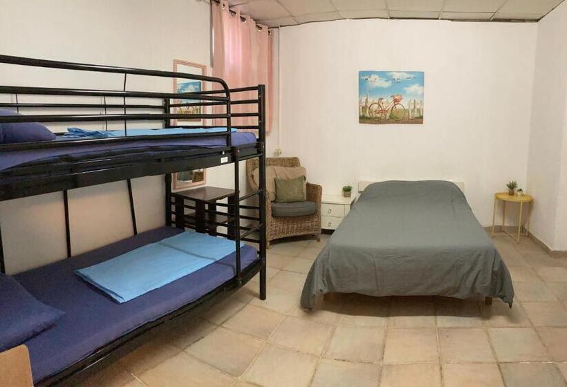 غرفة عائلية حمام مشترك, Dotan S Boutique Guesthouse   By The Beach!