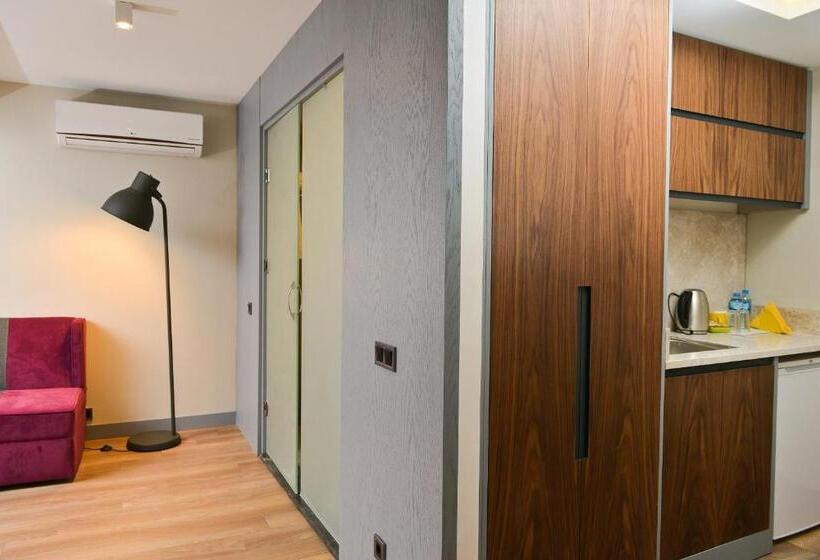 Camera Deluxe, Spil Suites