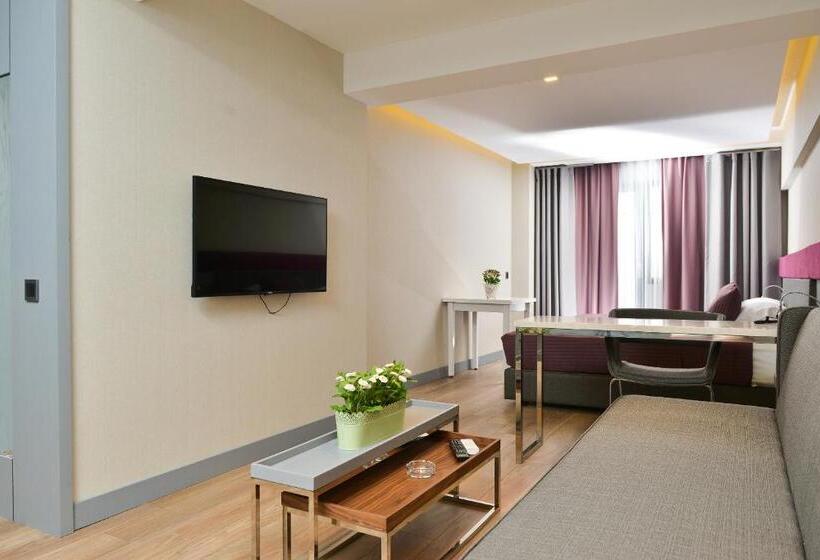 Camera Deluxe, Spil Suites