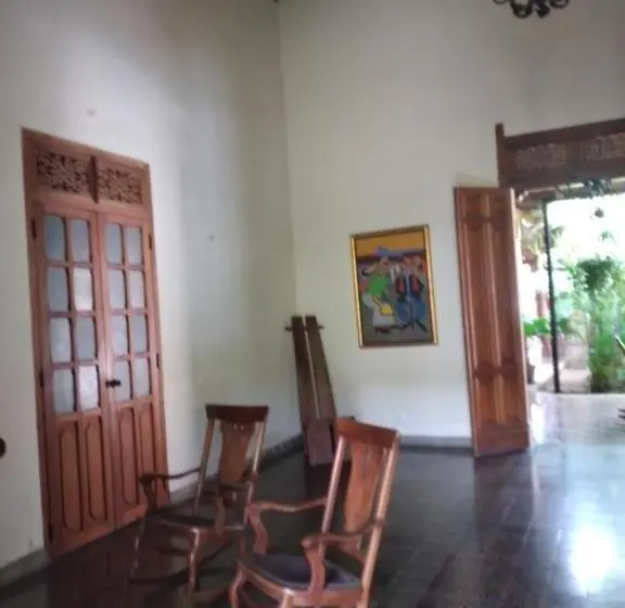 اتاق خانوادگی, Backpackers Inn