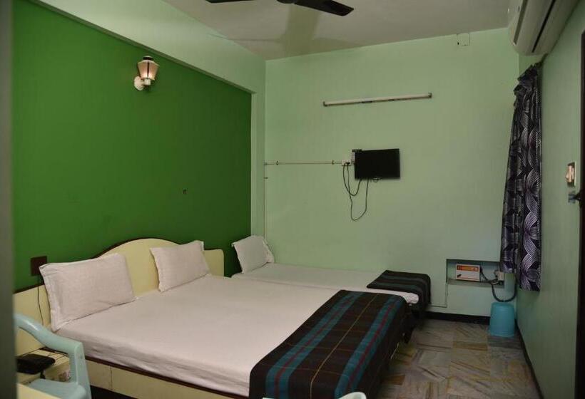 Economy Triple Room, Chela