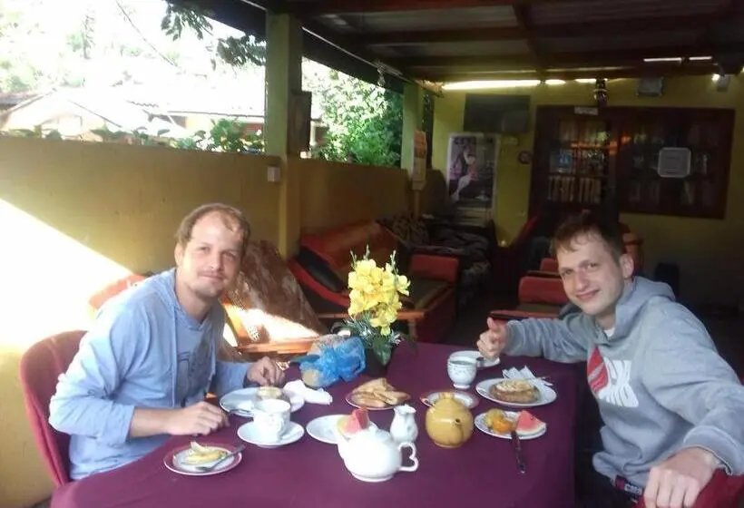 اتاق خانوادگی, Ella Tunnel Corner Inn