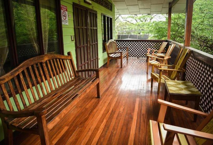 标准三人间, Marielos