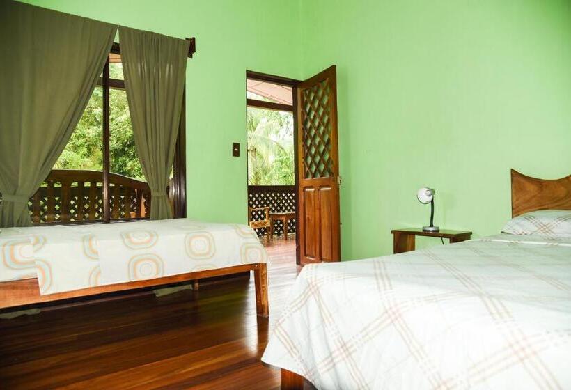 标准三人间, Marielos