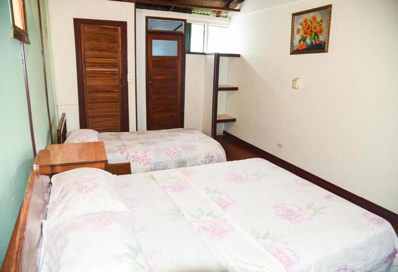 标准三人间, Marielos