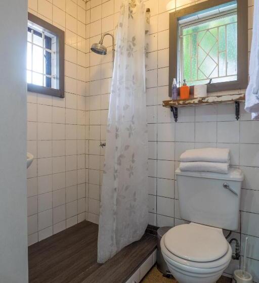 اتاق خانوادگی, Carrington Guest House