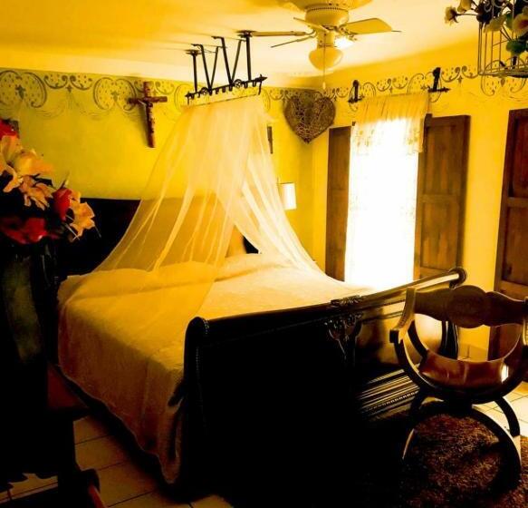 Quarto Deluxe, Posada De La Conspiración