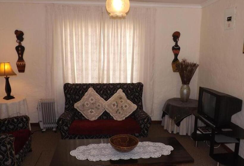 בקתת חדר, Thatchings Guest House