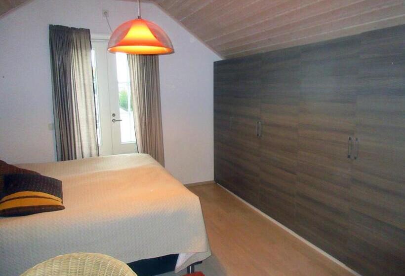 اتاق لوکس با بالکن, Turusensaha Guesthouse