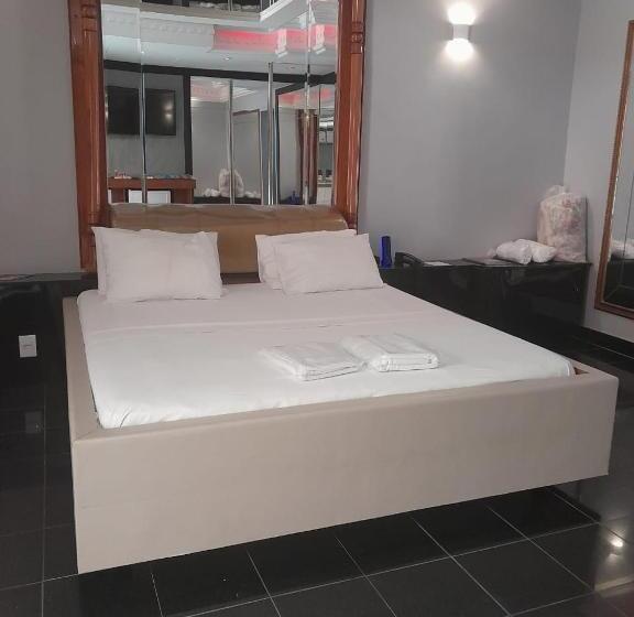 Номер Deluxe, Status Motel   Check In Livre