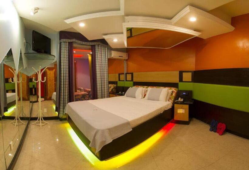 豪华三人间, Status Motel   Check In Livre