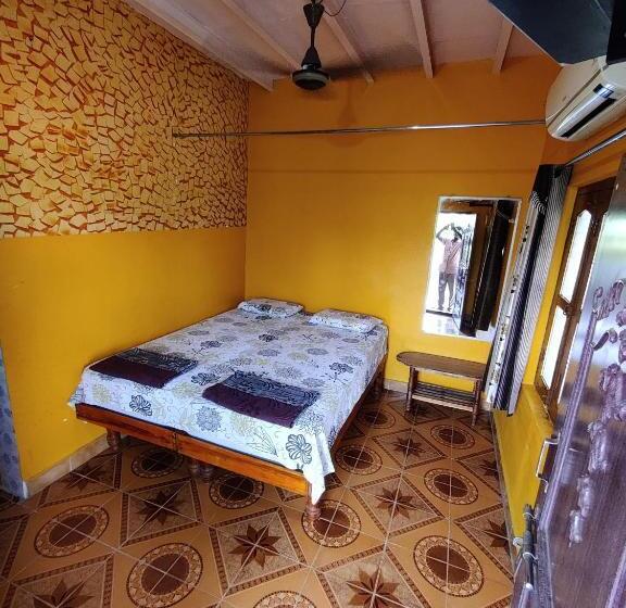 Deluxe room with river view, Archana Guest House River View