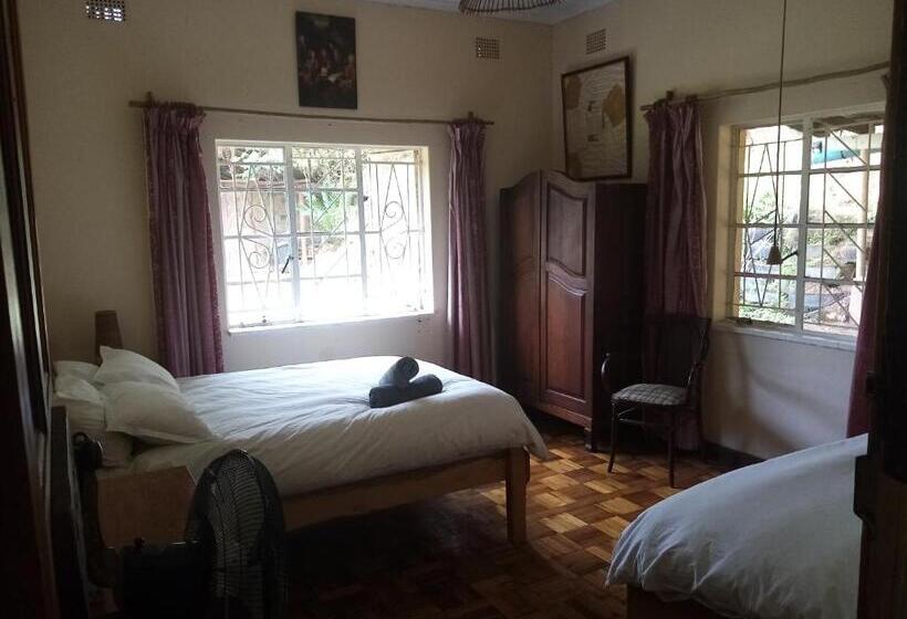 חדר משפחתי חדר אמבטיה משותף, Bushwhacked Barberton