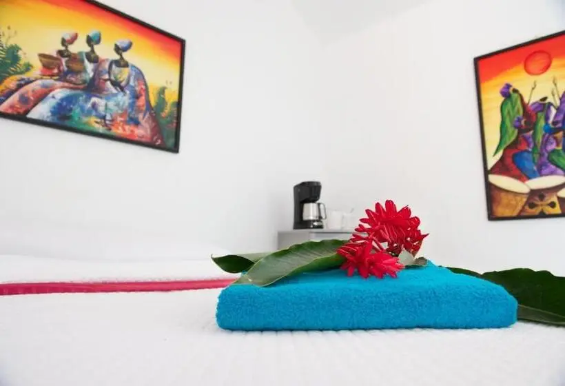 اتاق لوکس با چشم‌انداز استخر, Cosmopolitan Guesthouse