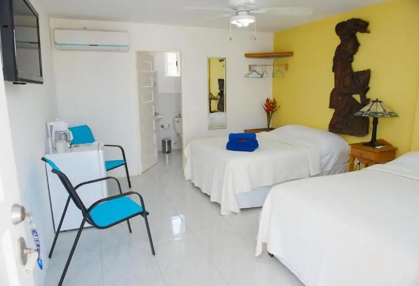 اتاق لوکس با چشم‌انداز استخر, Cosmopolitan Guesthouse