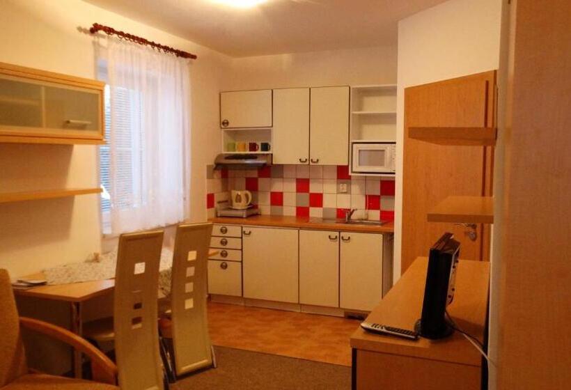 スタンダードスタジオ, Vila Kamila