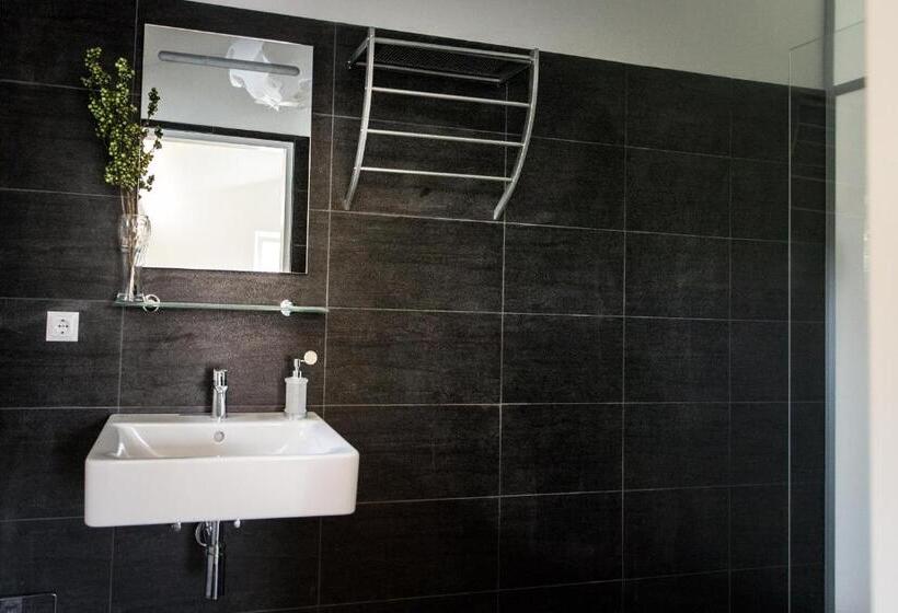 带花园景观的标准工作室, Studios +