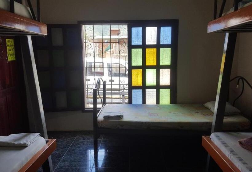 تختخواب در اتاق مشترک, Hospedaje Dannita B&b