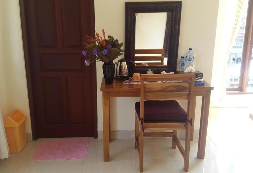 プールビュースタンダードルーム, Villa Bungsil Gading