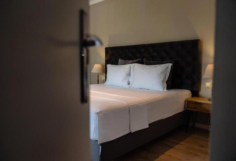 إستوديو قياسى مزودة بتراس, Nb Boutique