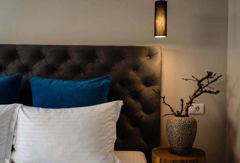 إستوديو قياسى مزودة بتراس, Nb Boutique