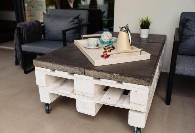 إستوديو قياسى مزودة بتراس, Nb Boutique