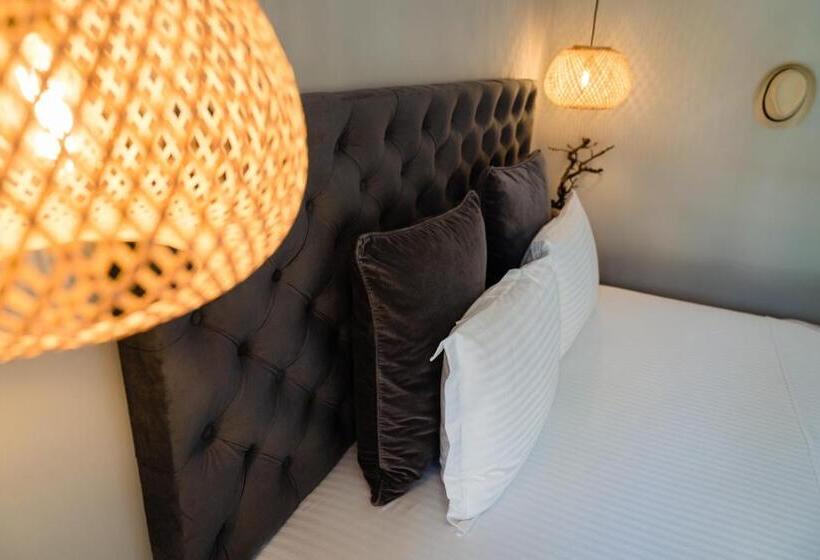 إستوديو قياسى مزودة بتراس, Nb Boutique