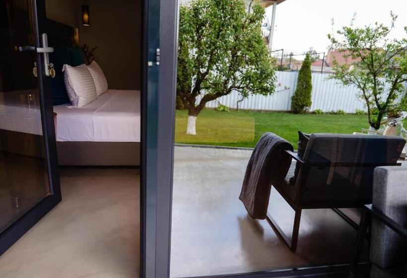 إستوديو قياسى مزودة بتراس, Nb Boutique