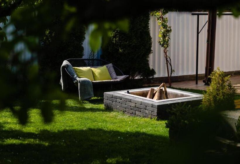 إستوديو قياسى مزودة بتراس, Nb Boutique