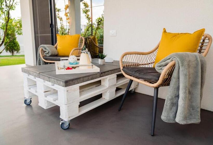 إستوديو قياسى مزودة بتراس, Nb Boutique