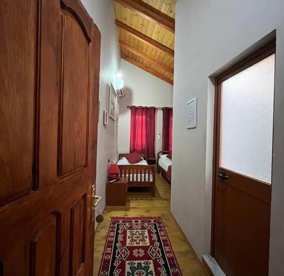 غرفة أساسية ثلاثية, Rooms Emiliano Castle Of Kruja