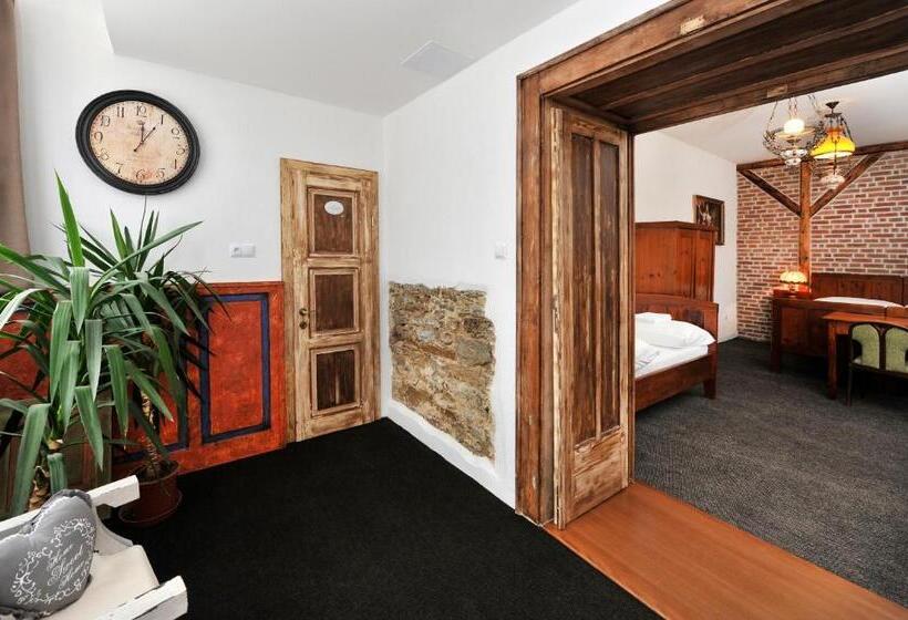 اتاق استاندارد سه نفره, Vila U Septima