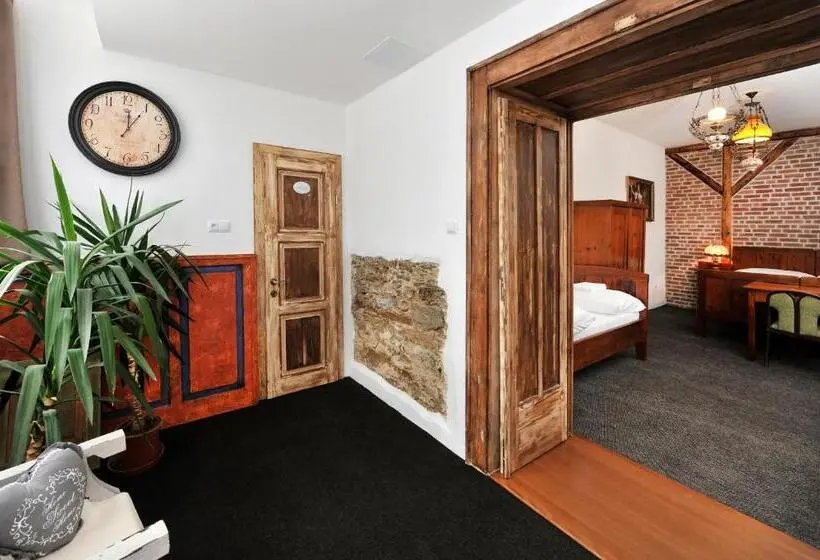 اتاق استاندارد سه نفره, Vila U Septima