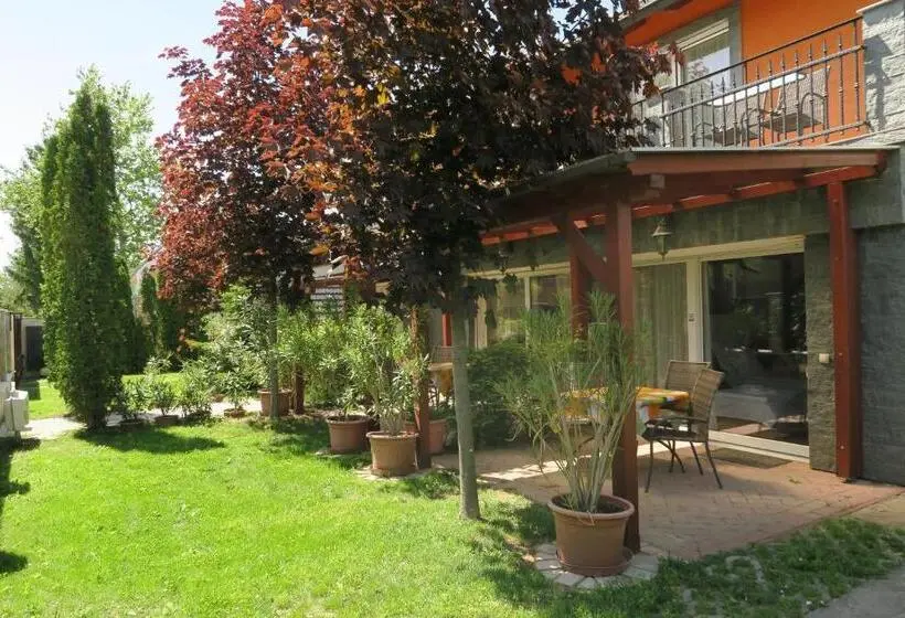 庭の見えるスタンダードトリプルルーム, Gránit Villa