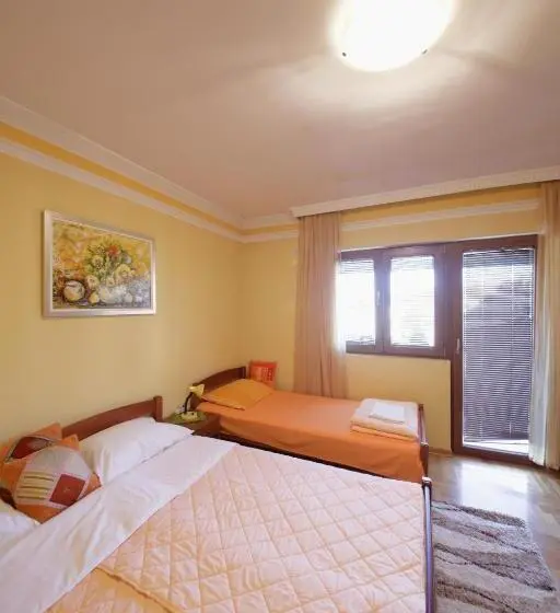 اتاق استاندارد سه تخته با بالکن, Guest House Pansion 10