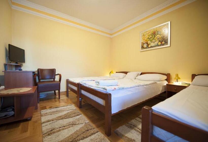 اتاق استاندارد سه تخته با بالکن, Guest House Pansion 10