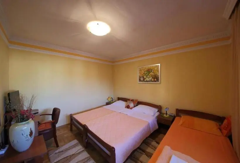 اتاق استاندارد سه تخته با بالکن, Guest House Pansion 10