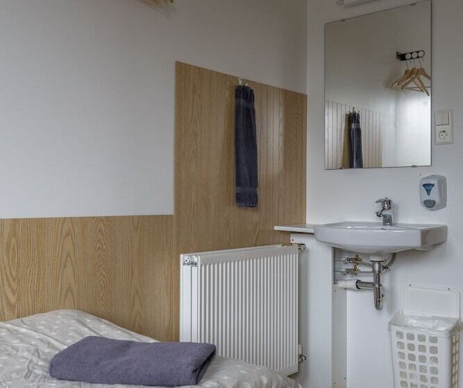 اتاق استاندارد سه تخته با سرویس بهداشتی مشترک, Vogar Travel Service