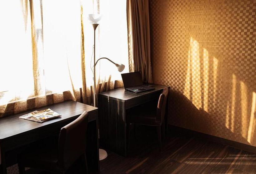 اتاق کلاسیک سه تخته, West