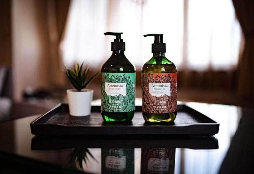 اتاق کلاسیک چهارنفره, West