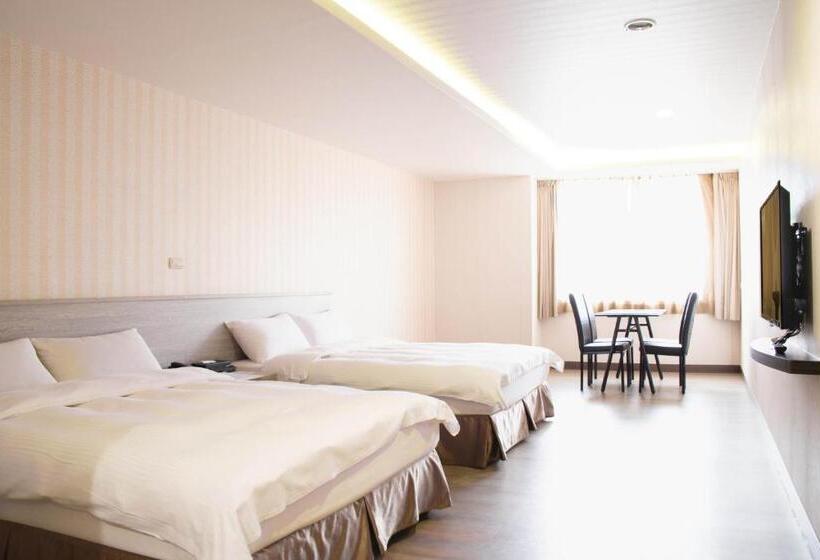 اتاق کلاسیک چهارنفره, West