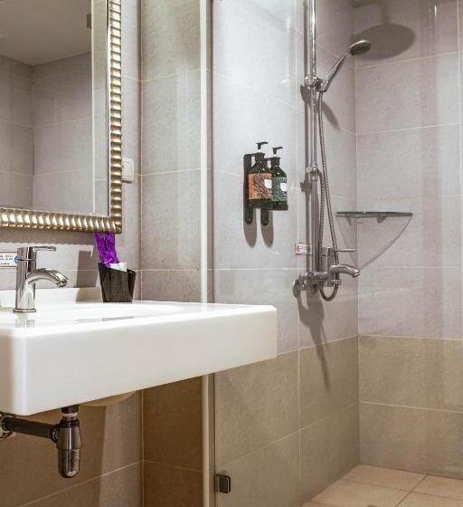 اتاق کلاسیک چهارنفره, West