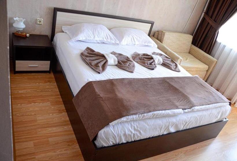 Номер Стандарт с Балконом, Edelvais Guest House