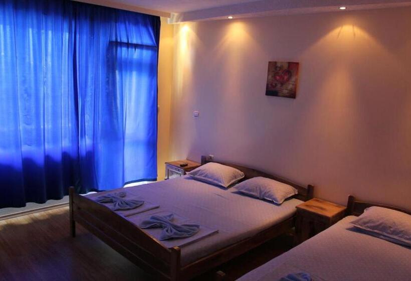 اتاق استاندارد سه تخته با بالکن, Edelvais Guest House