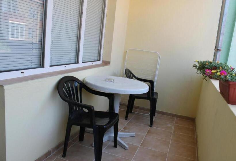 חדר סטנדרט לשלושה עם מרפסת, Edelvais Guest House