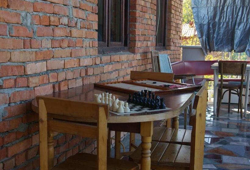 اتاق استاندارد با سرویس بهداشتی مشترک, Maya Guest House