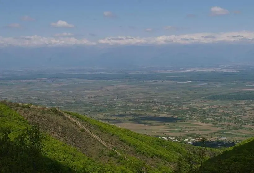 اتاق استاندارد سه تخته با سرویس بهداشتی مشترک, Maya Guest House